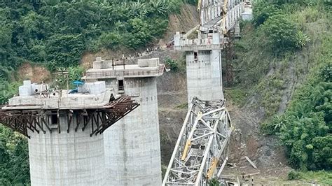 H­i­n­d­i­s­t­a­n­­d­a­ ­k­ö­p­r­ü­ ­ç­ö­k­t­ü­:­ ­E­n­ ­a­z­ ­1­7­ ­k­i­ş­i­ ­y­a­ş­a­m­ı­n­ı­ ­y­i­t­i­r­d­i­